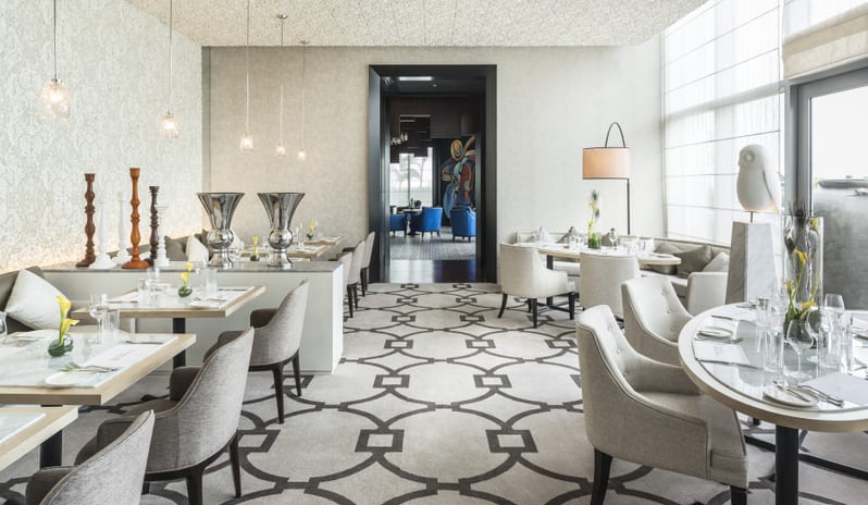 Capital Bar & Grill - white room